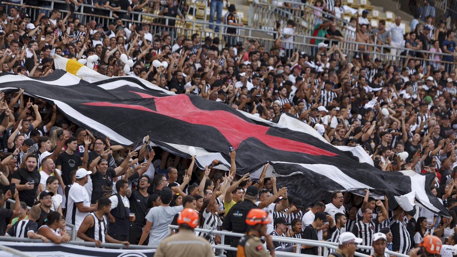 Torcida do Botafogo-PB na final do Paraibano 2025 contra o Sousa. (Foto: Cristiano Santos / Botaf...