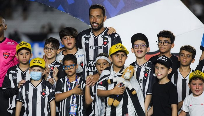 Nenê recebe o apoio dos jovens torcedores do Botafogo-PB antes do clássico contra o Treze. (Fot...