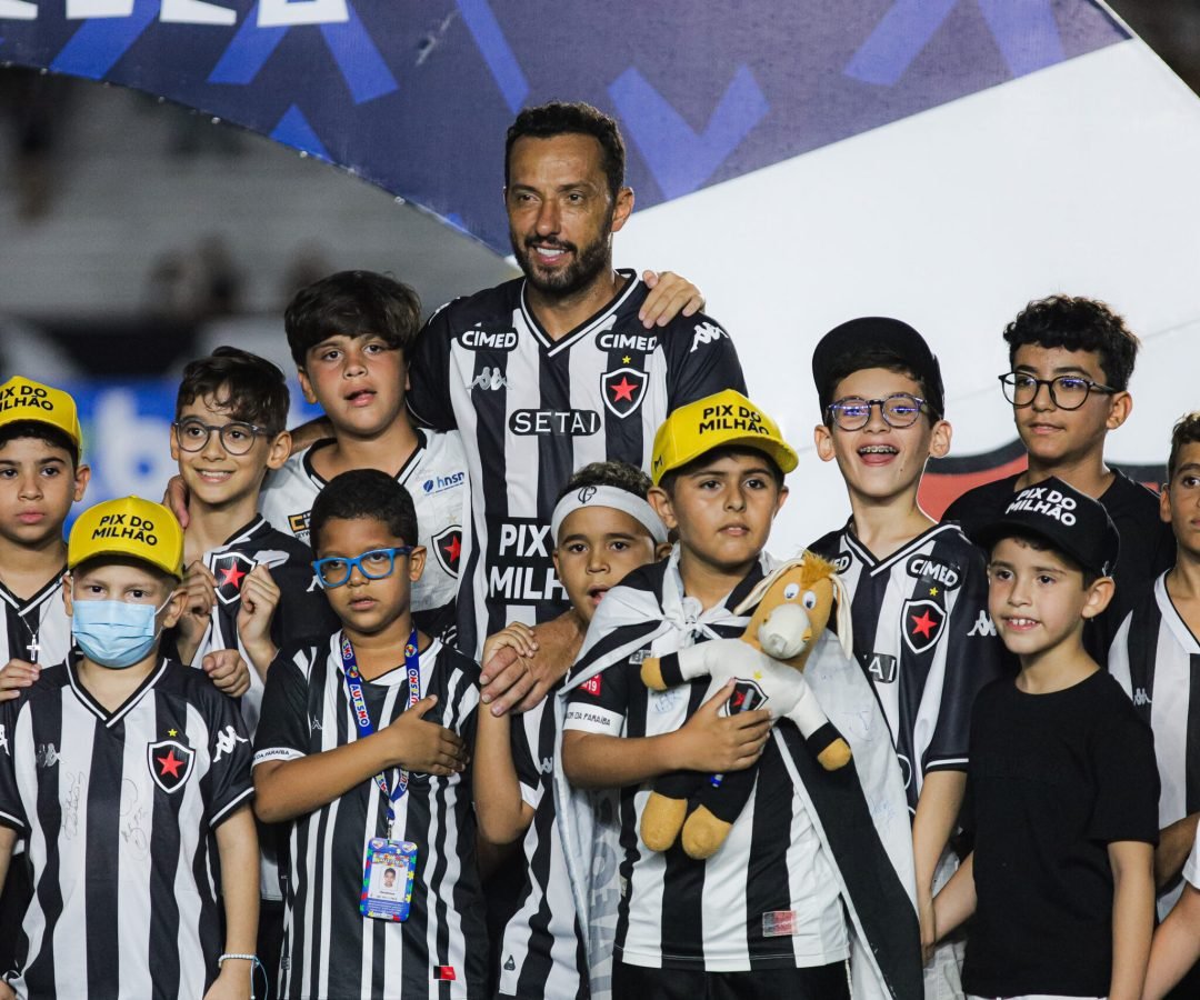 Nenê recebe o apoio dos jovens torcedores do Botafogo-PB antes do clássico contra o Treze. (Fot...