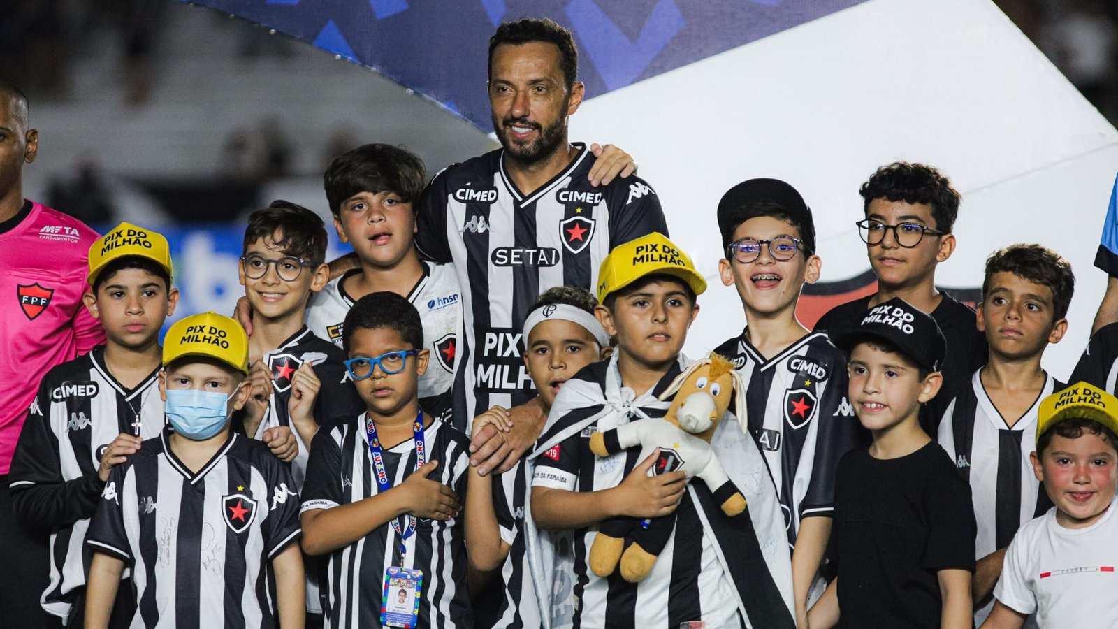 Nenê recebe o apoio dos jovens torcedores do Botafogo-PB antes do clássico contra o Treze. (Fot...