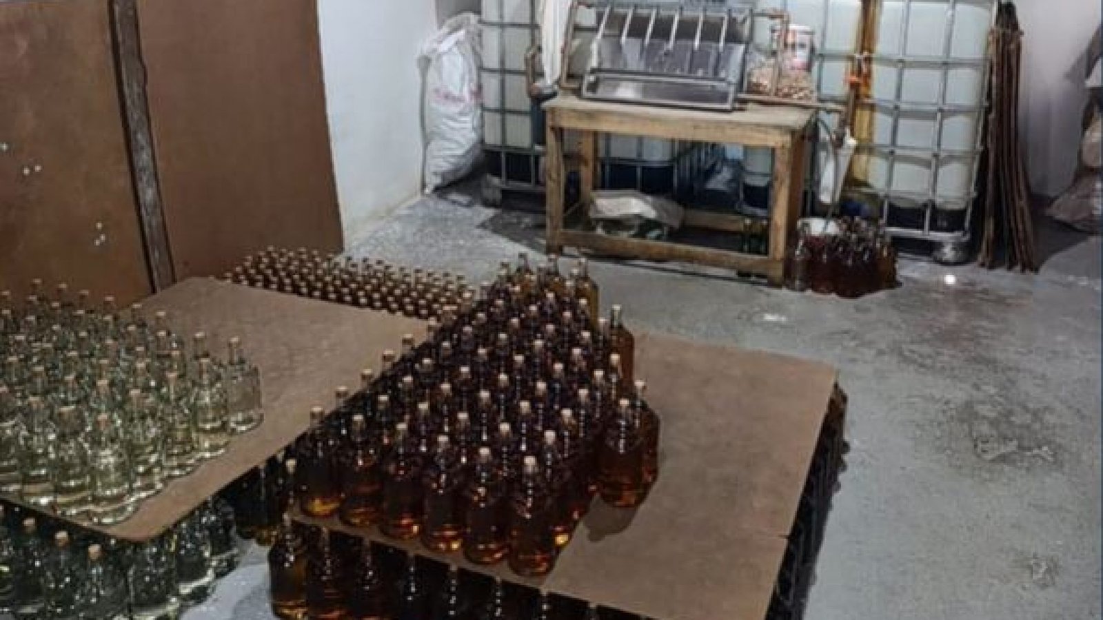 Local onde as bebidas que estariam sendo contaminadas por metanal estavam sendo mantidas, em Alag...