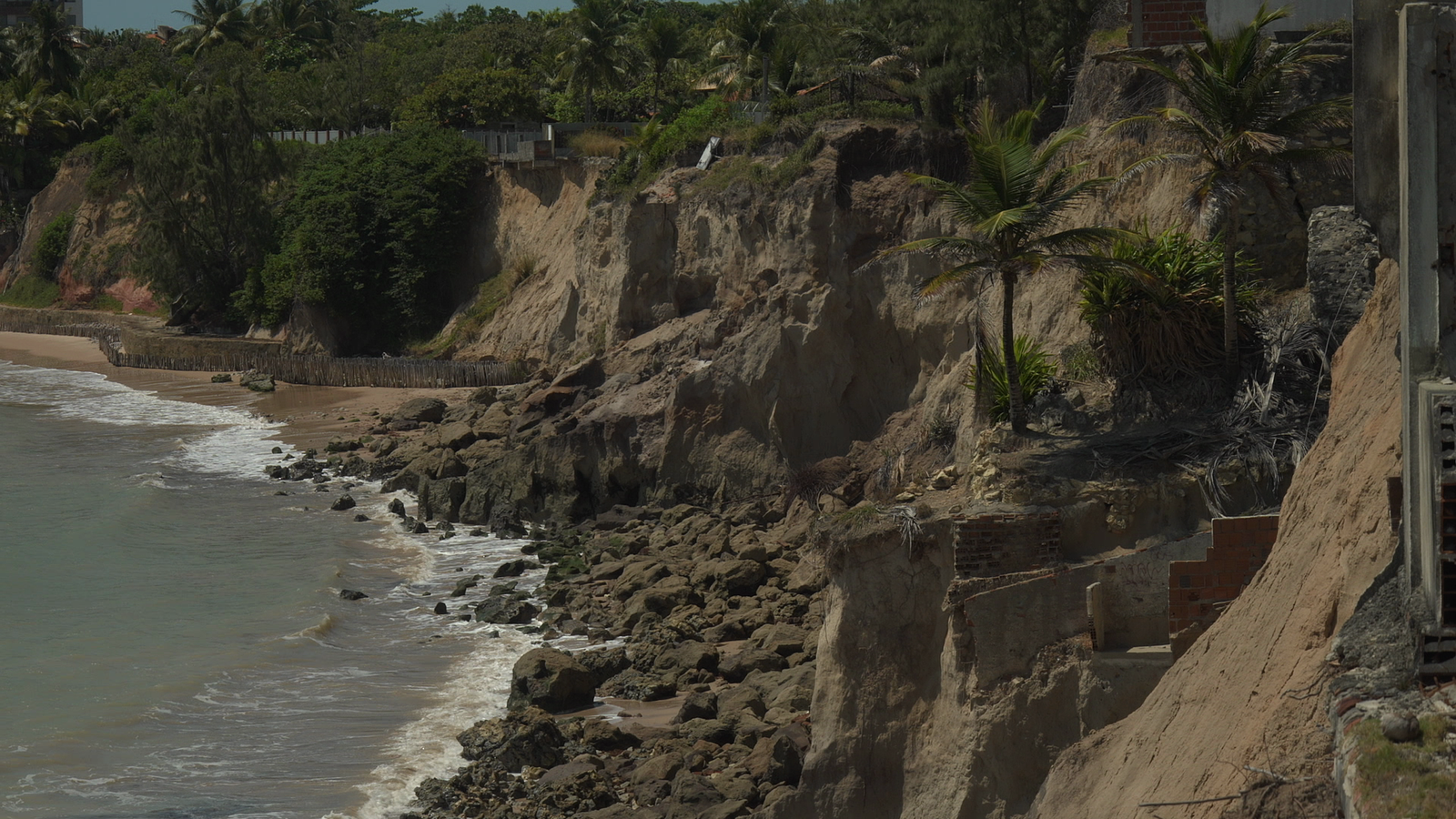 A erosão costeira no Conde é um dos aspectos retratados na nova série sobre mudanças climáti...