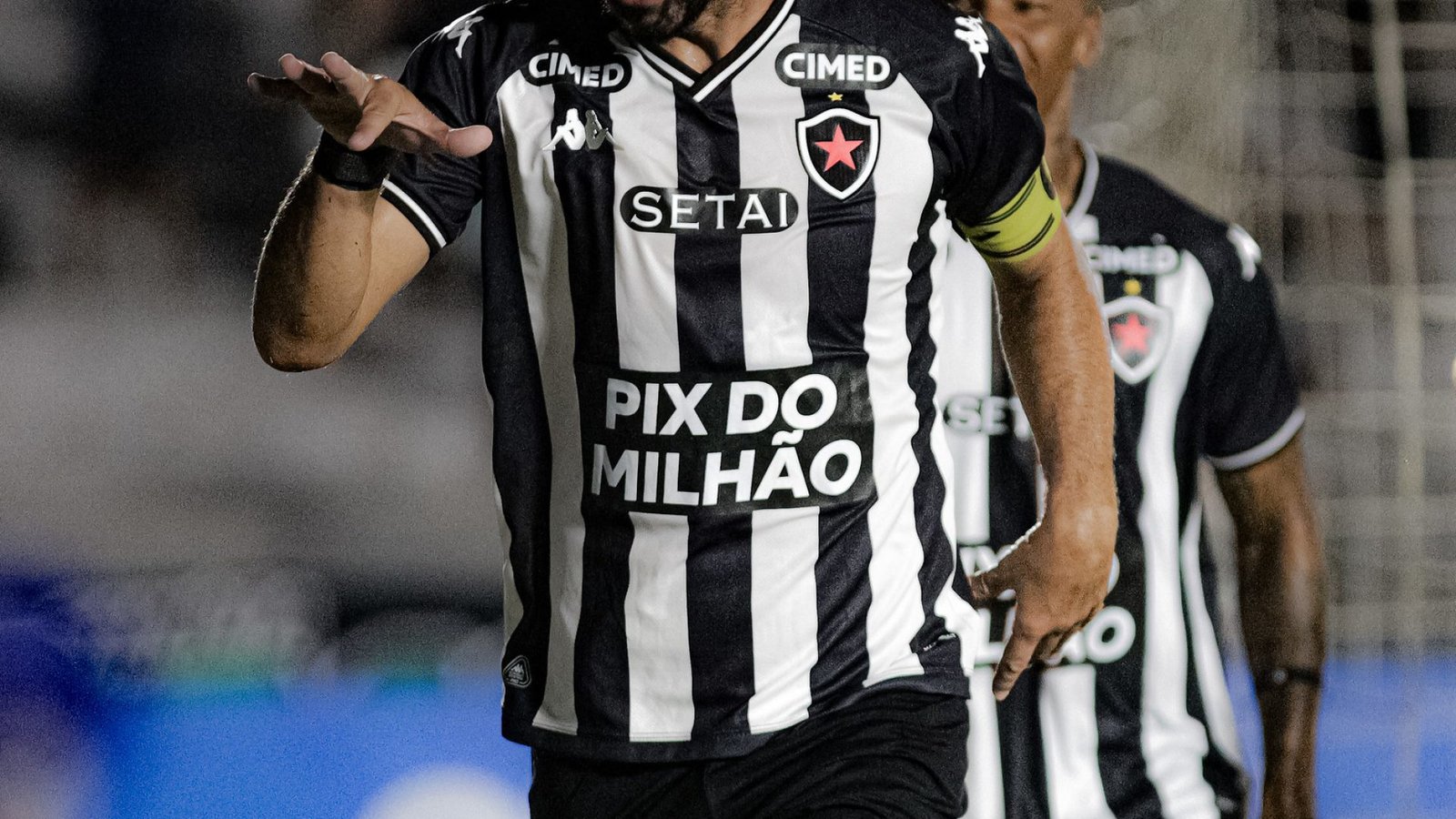 Nenê comemora gol com a camisa do Botafogo-PB. João Neto/Botafogo-PB