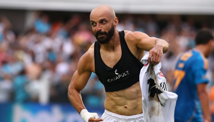 SP - SANTOS - 07/12/2025 - BRASILEIRO A 2025, SANTOS X CRUZEIRO - Thaciano jogador do Santos come...