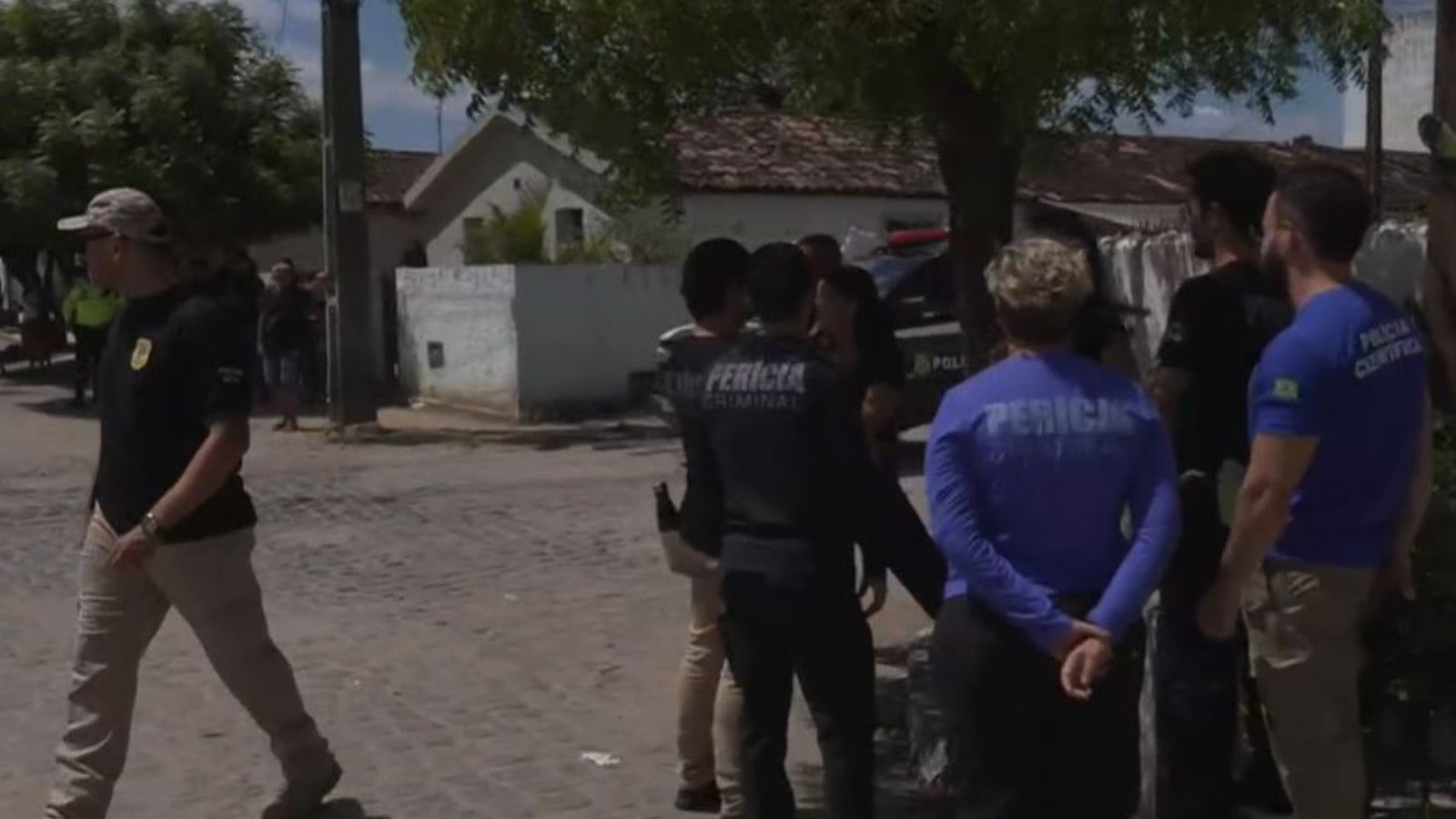 Equipes da Perícia Criminal da Polícia Civil durante reconstituição do crime que provocou a m...