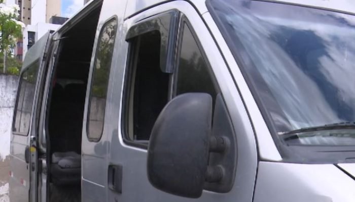 Van em que professores da UFCG estavam quando foram assaltados, em Campina Grande. TV Paraíba/Re...