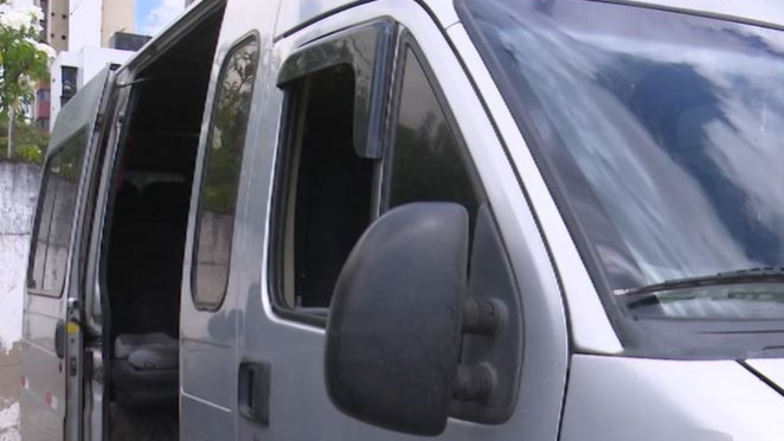 Van em que professores da UFCG estavam quando foram assaltados, em Campina Grande. TV Paraíba/Re...