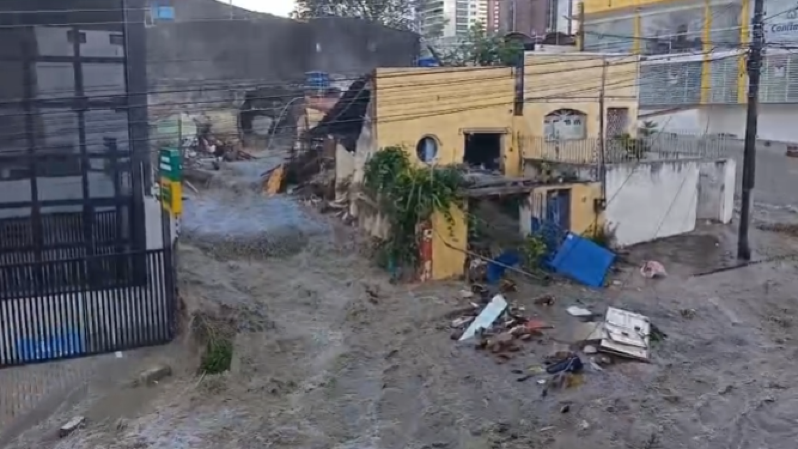 Reservatório de água rompe e deixa uma pessoa morta em Campina Grande. Foto: Reprodução/TV Ca...