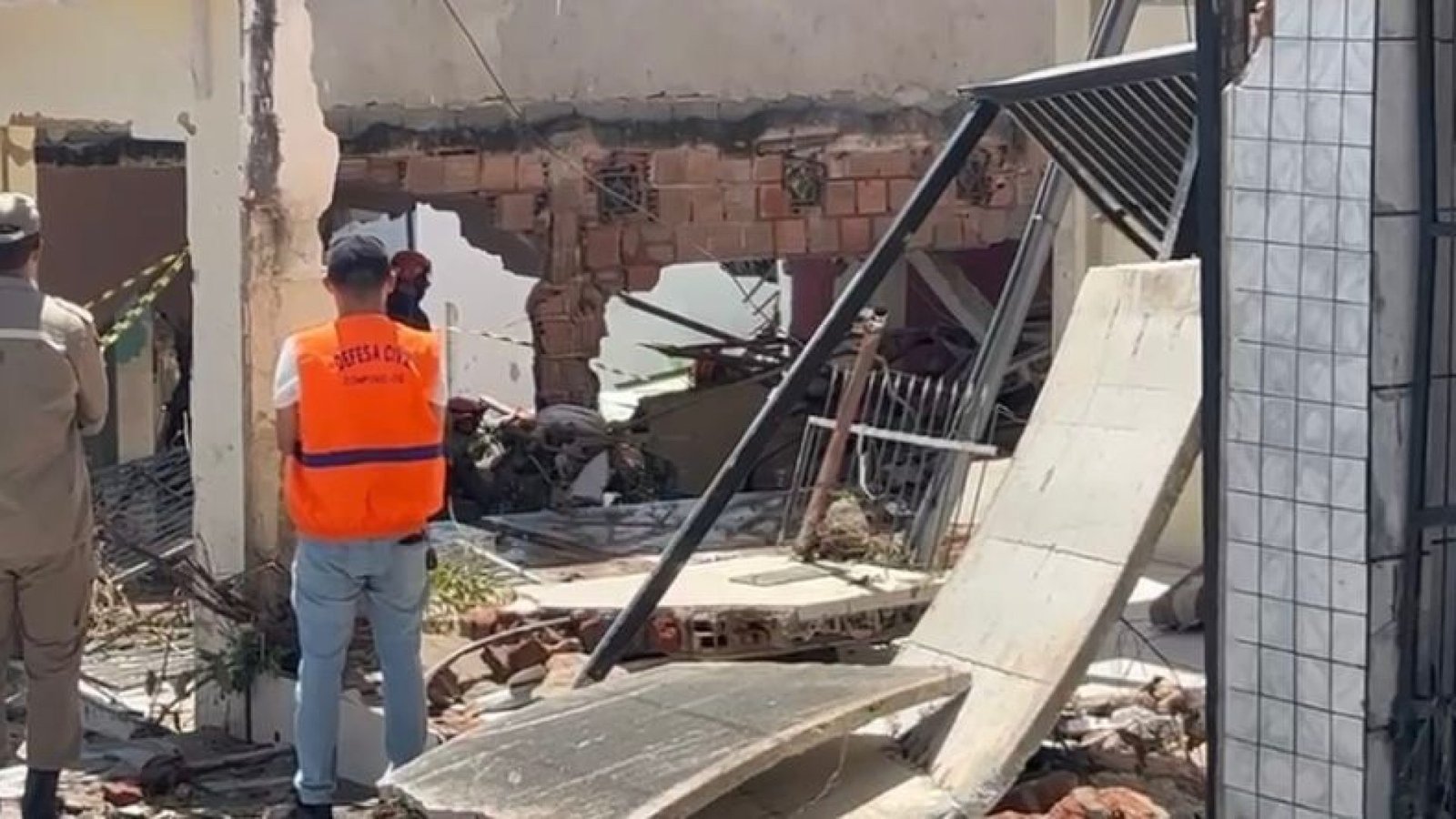 Defesa Civil e Corpo de Bombeiros foram acionados após rompimento de reservatório. Reprodução