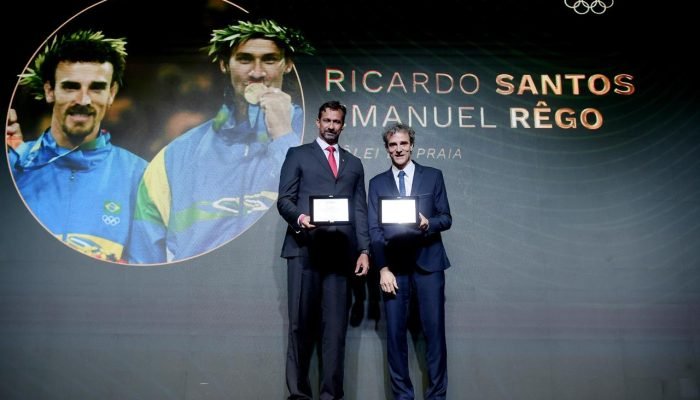 Ricardo e Emanuel recebem a premiação do Hall da Fama. (Foto: Alexandre Loureiro/COB)