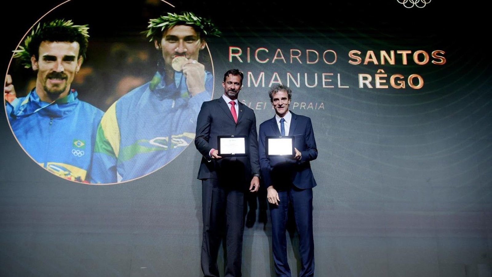 Ricardo e Emanuel recebem a premiação do Hall da Fama. (Foto: Alexandre Loureiro/COB)