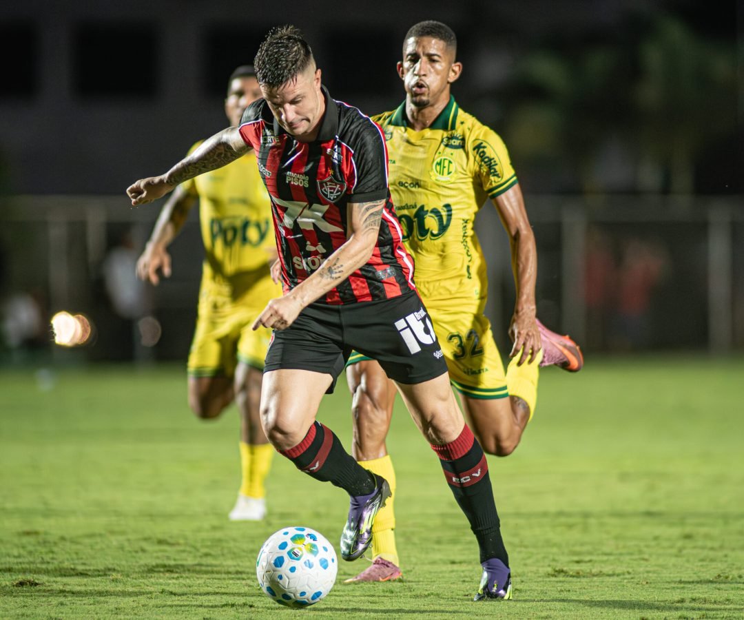 Renato Kayzer em ação pelo Vitória contra o Mirassol. Victor Ferreira / EC Vitória