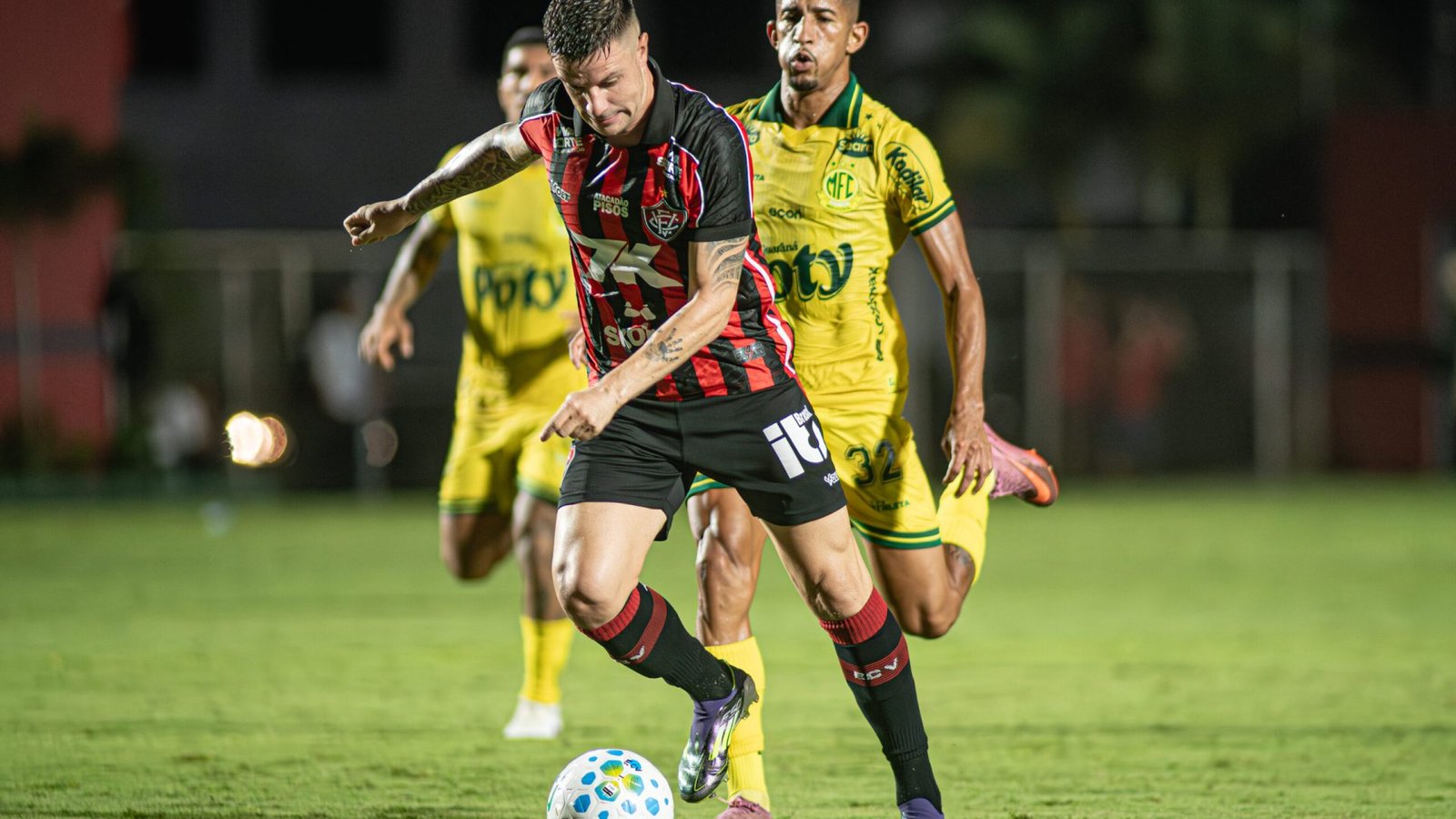 Renato Kayzer em ação pelo Vitória contra o Mirassol. Victor Ferreira / EC Vitória