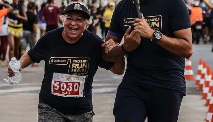 Romel "Showman" completando corrida de rua ao lado de idosa. (Foto: Arquivo Pessoal)