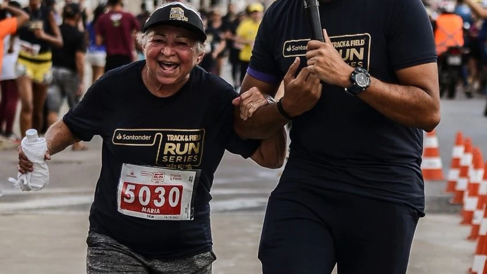 Romel "Showman" completando corrida de rua ao lado de idosa. (Foto: Arquivo Pessoal)