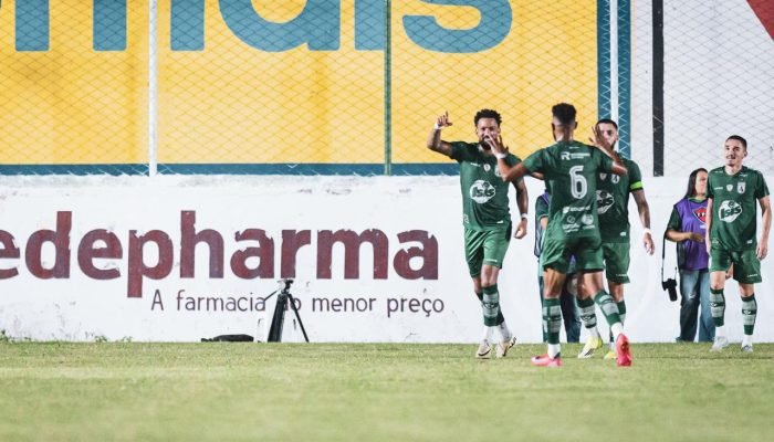 Everton Heleno comemora estreia pelo Sousa. (Foto: Davi Ângelo)