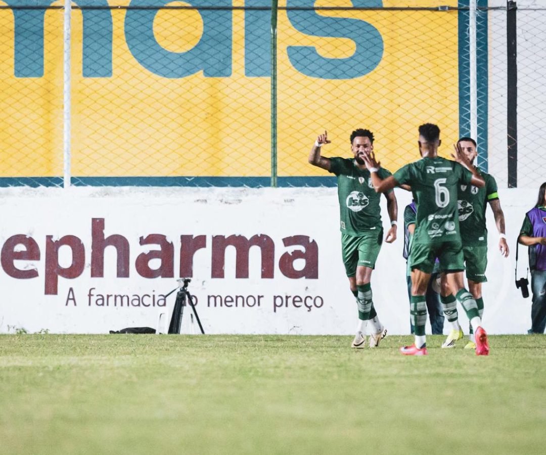 Everton Heleno comemora estreia pelo Sousa. (Foto: Davi Ângelo)