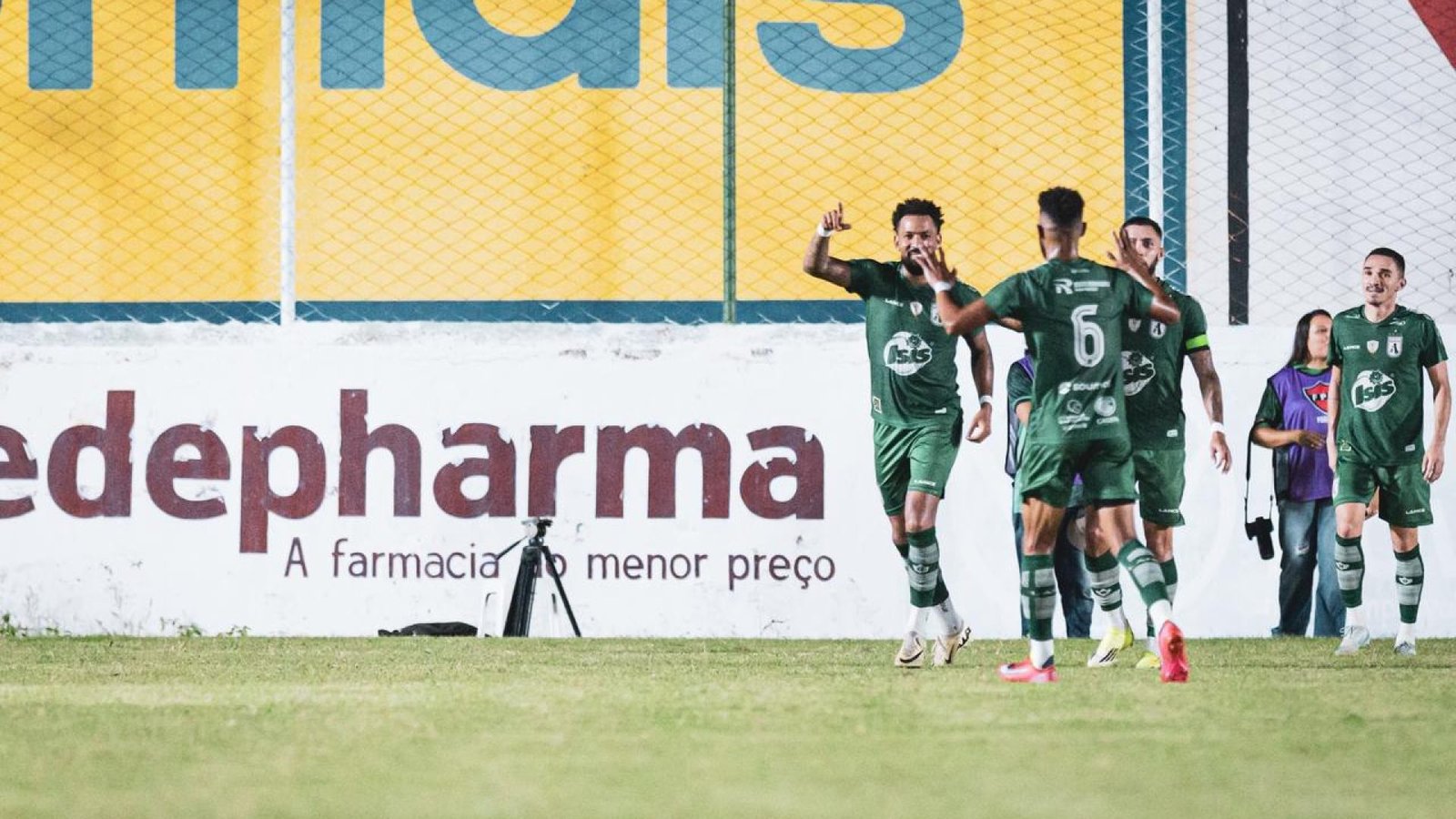 Everton Heleno comemora estreia pelo Sousa. (Foto: Davi Ângelo)