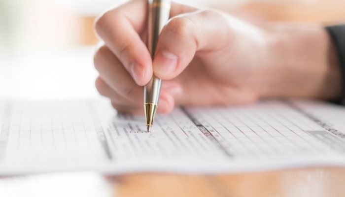 Veja como consultar o caderno de provas do concurso da Fundação PB Saúde. Foto: Freepik.