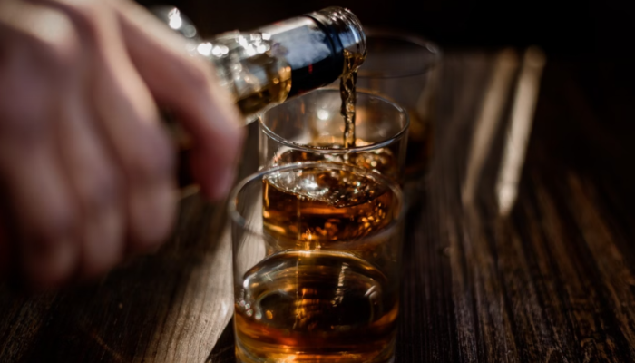 Vigilância começa fiscalização em estabelecimentos por perigo de intoxicação por metanol na...