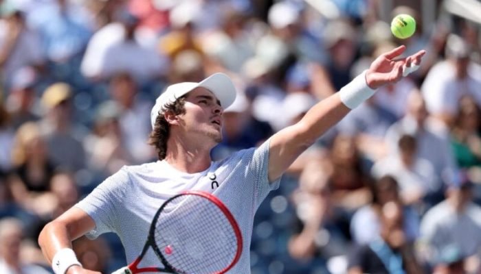 João Fonseca disputa, neste domingo (26), a final do ATP 500 da Basileia - Foto: Elsa/Getty Im...