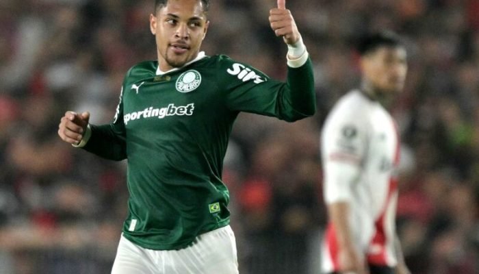 Vitor Roque comemora gol do Palmeiras contra o River Plate - Foto: Juan Mabromata/AFP