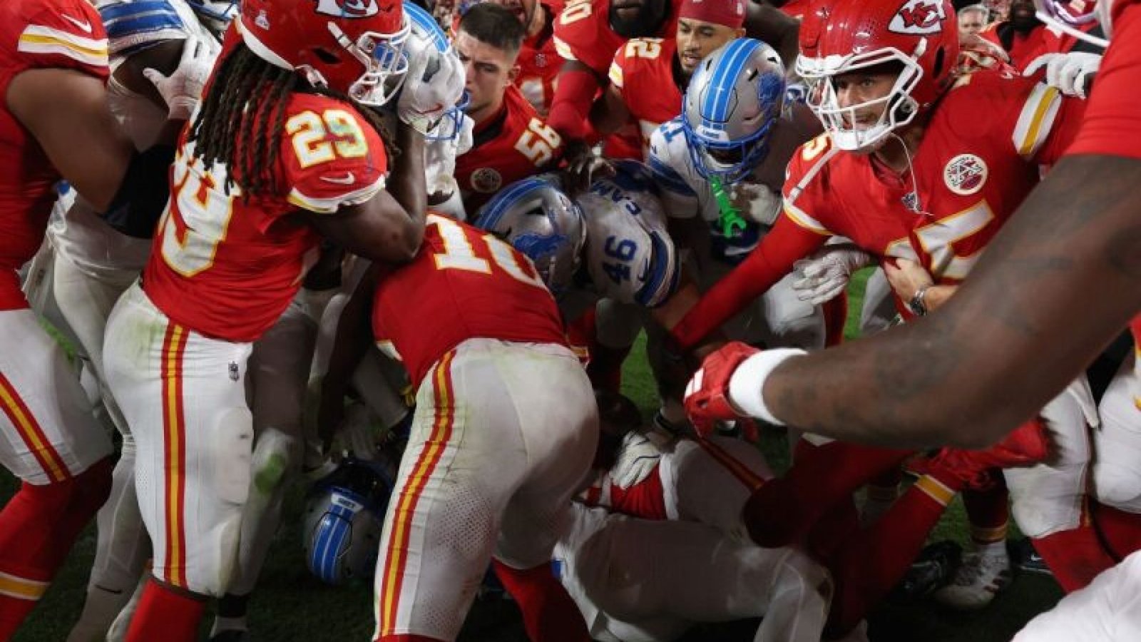 Jogadores dos Chiefs e dos Lions protagonizam briga em jogo da NFL - Foto: Jamie Squire/Gettry ...