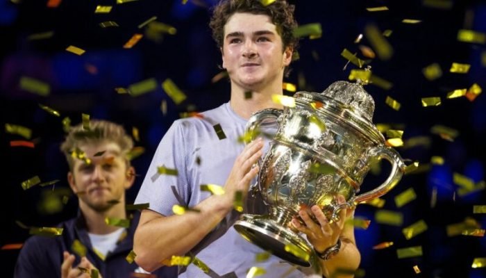 João Fonseca com o troféu conquistado no ATP 500 da Basileia - Foto: Fabrice COFFRINI / AFP