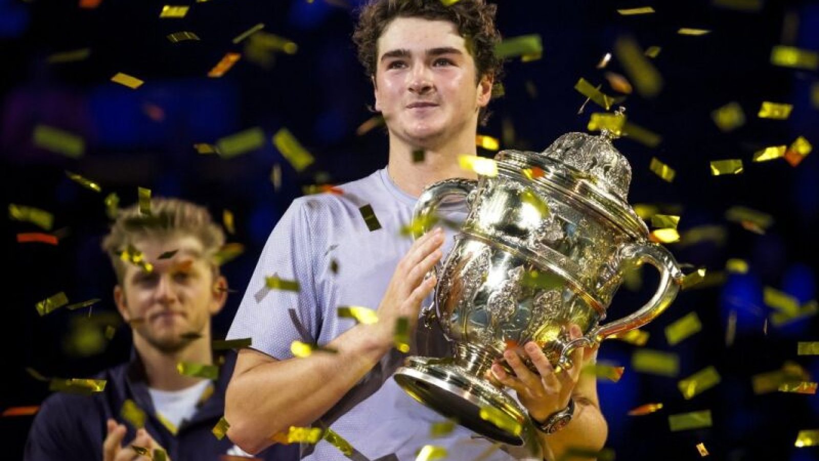 João Fonseca com o troféu conquistado no ATP 500 da Basileia - Foto: Fabrice COFFRINI / AFP