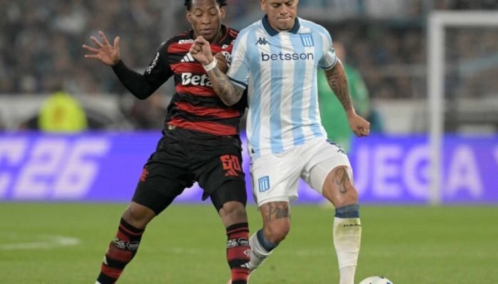 Plata e Rojo disputam bola durante Racing x Flamengo - Foto: JUAN MABROMATA / AFP