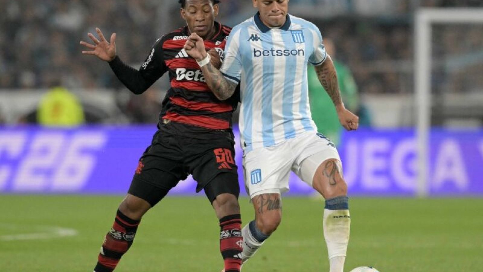 Plata e Rojo disputam bola durante Racing x Flamengo - Foto: JUAN MABROMATA / AFP