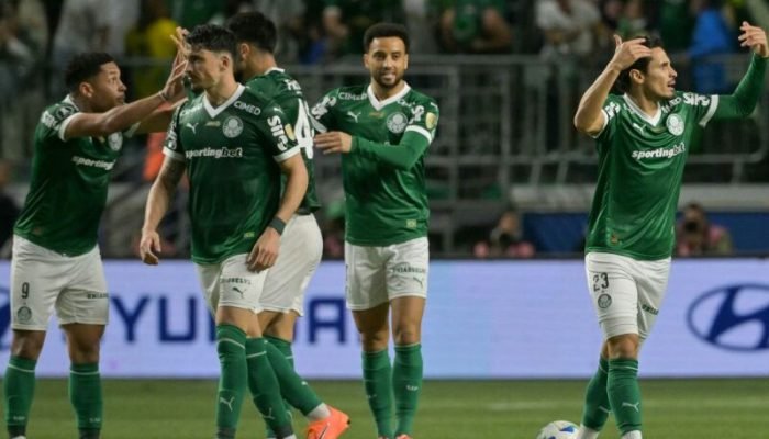 Atletas celebram um dos gols de Raphael Veiga na partida - Foto: Nelson ALMEIDA / AFP