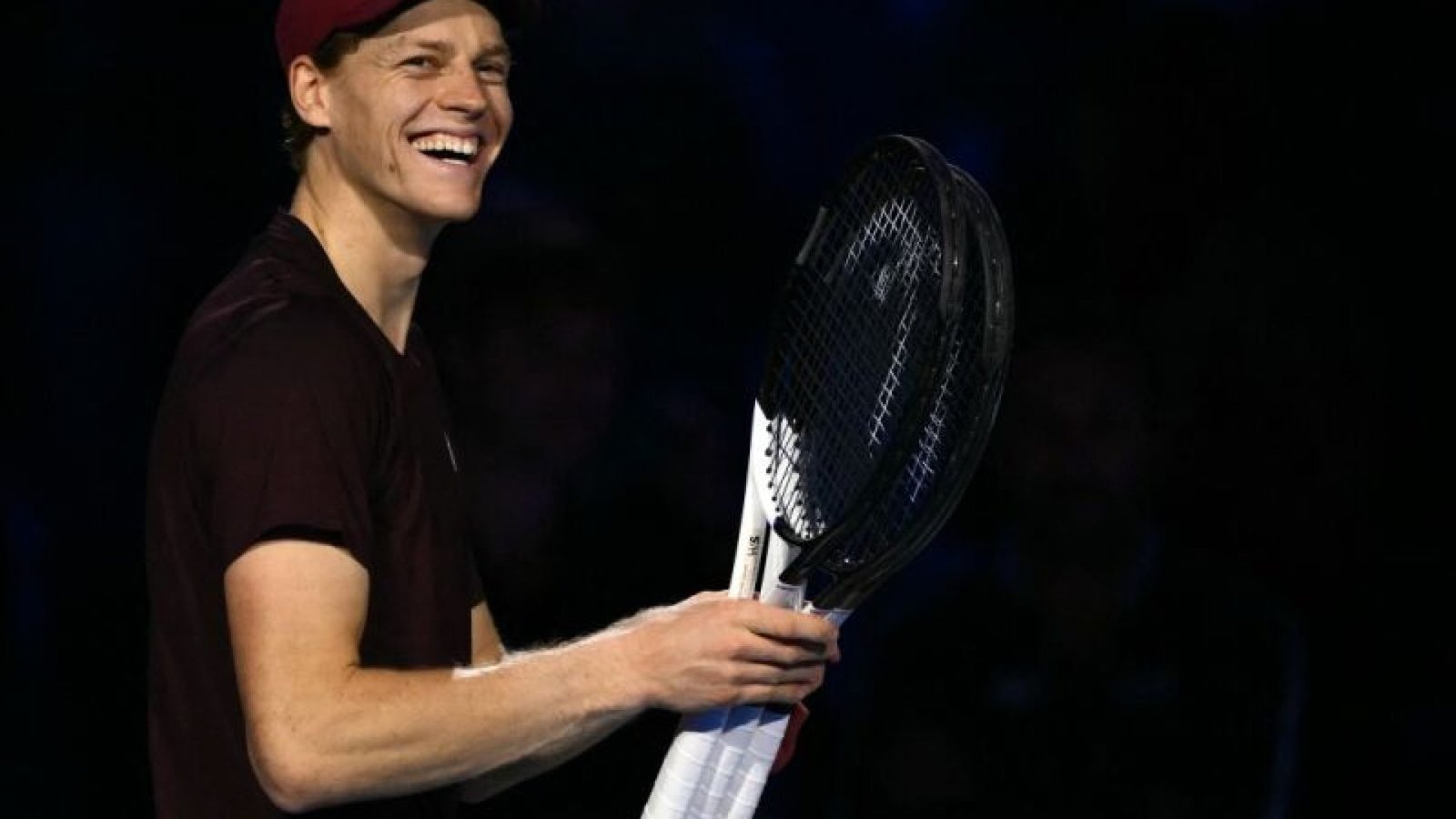 Sinner comemora vitória sobre o canadense Félix Auger-Aliassime - Foto: Marco Bertorello / AFP