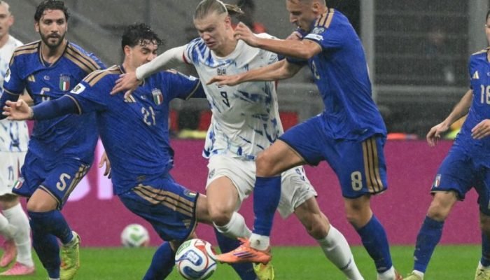 Haaland marcou duas vezes consecutivas contra os italianos - Foto: STEFANO RELLANDINI / AFP