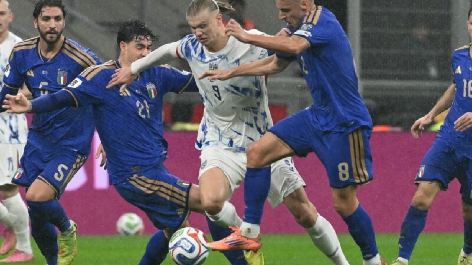 Haaland marcou duas vezes consecutivas contra os italianos - Foto: STEFANO RELLANDINI / AFP