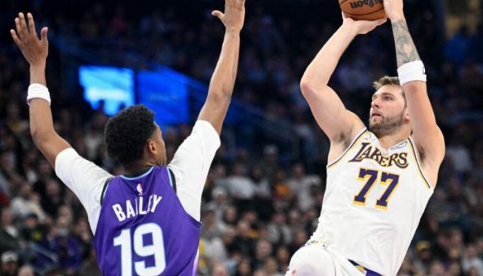 Luka Doncic arremessa sobre Ace Bailey, do Utah Jazz, durante uma partida no Delta Center - Fot...