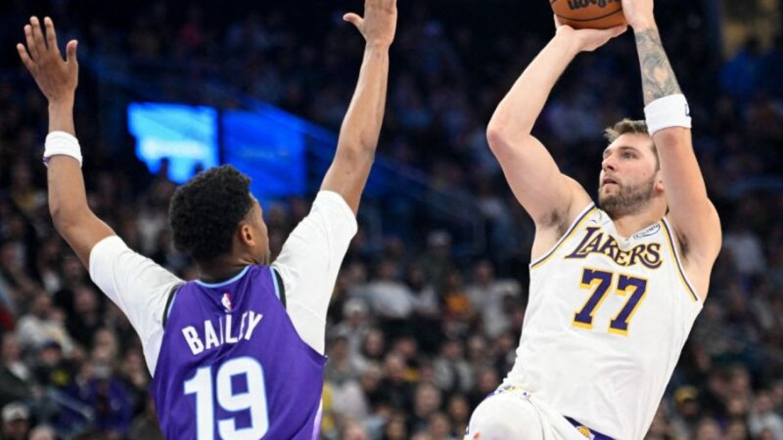 Luka Doncic arremessa sobre Ace Bailey, do Utah Jazz, durante uma partida no Delta Center - Fot...