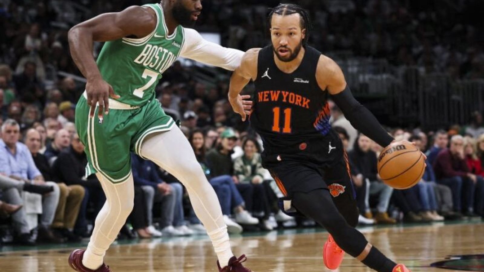 Jaylen Brown marca Jalen Brunson, do New York Knicks, no primeiro quarto de uma partida no TD Gar...