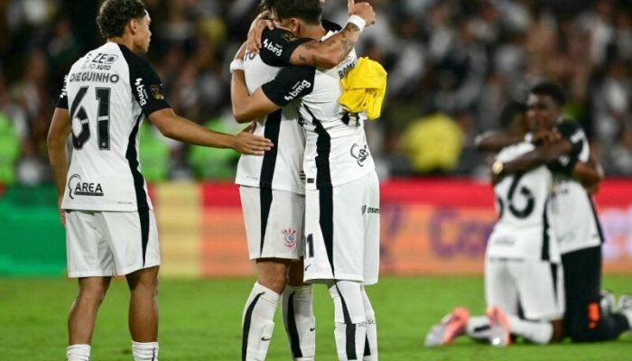 Jogadores do Corinthians comemoram o final da partida da Copa do Brasil contra o Vasco da Gama e ...
