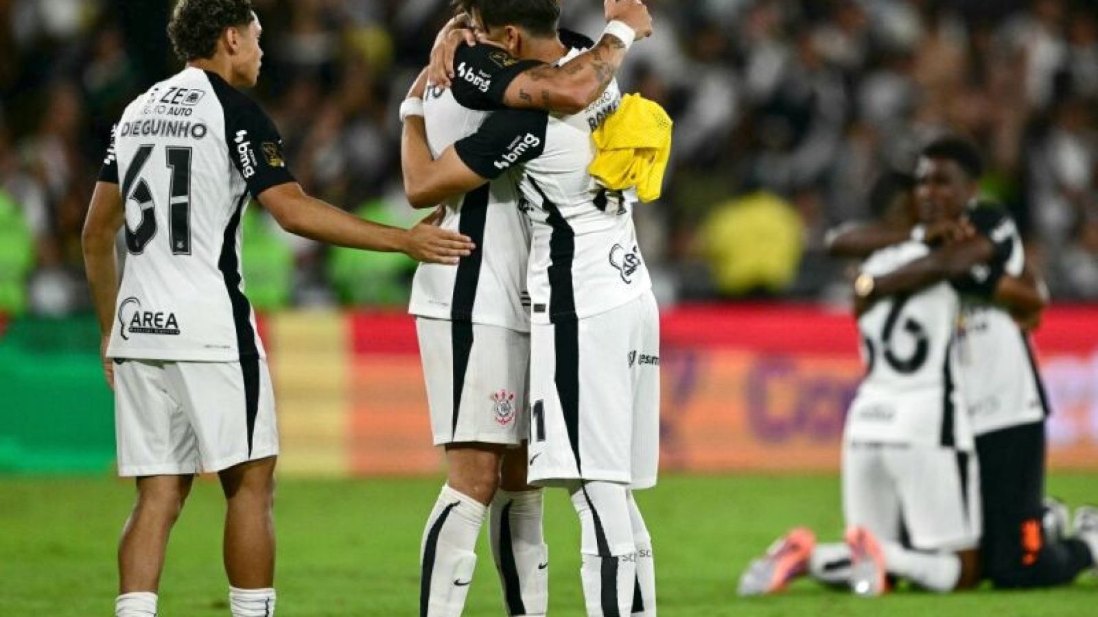 Jogadores do Corinthians comemoram o final da partida da Copa do Brasil contra o Vasco da Gama e ...