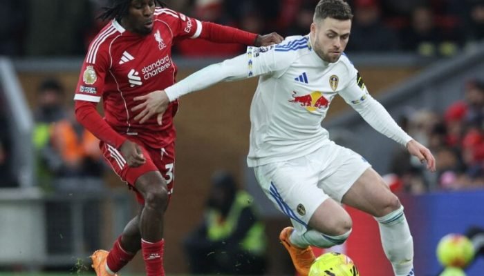 Atletas de Liverpool e Leeds disputam bola no empate sem gols - Foto: Darren Staples / AFP