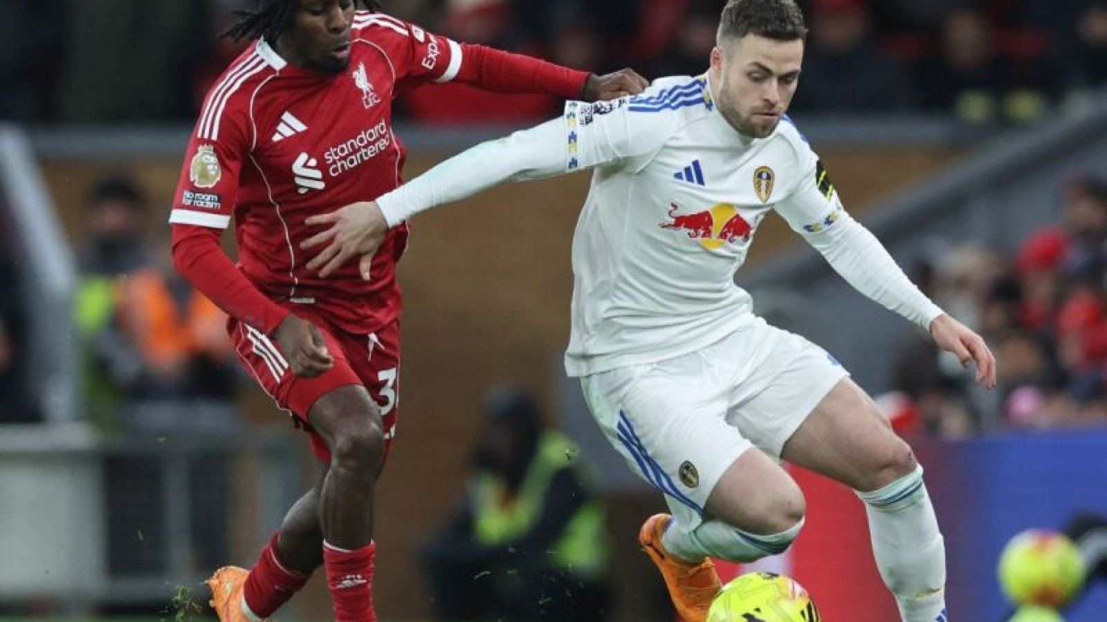 Atletas de Liverpool e Leeds disputam bola no empate sem gols - Foto: Darren Staples / AFP