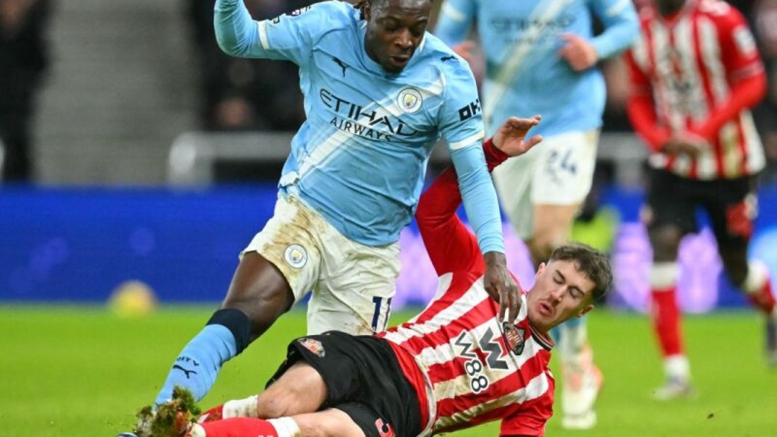 Doku tenta jogada contra o Sunderland - Foto: ANDY BUCHANAN / AFP