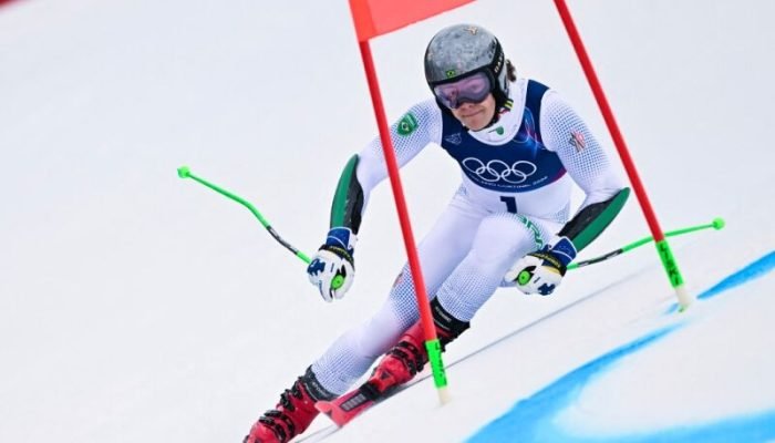 O brasileiro Lucas Pinheiro Braathen passa por um portão na primeira descida da prova de slalom ...