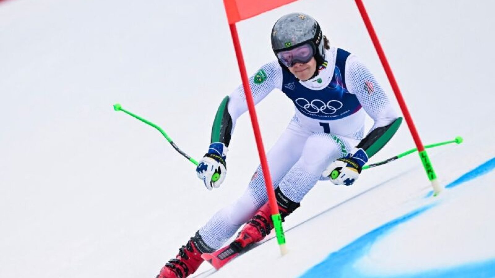 O brasileiro Lucas Pinheiro Braathen passa por um portão na primeira descida da prova de slalom ...
