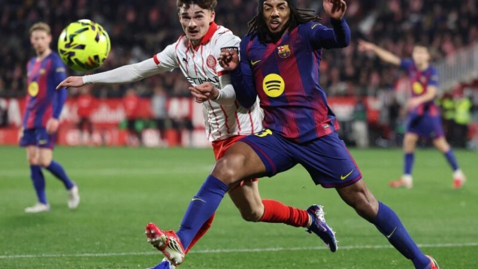 Meio-campista espanhol do Girona, nº 03, Joel Roca, e o zagueiro francês do Barcelona, nº 23, ...