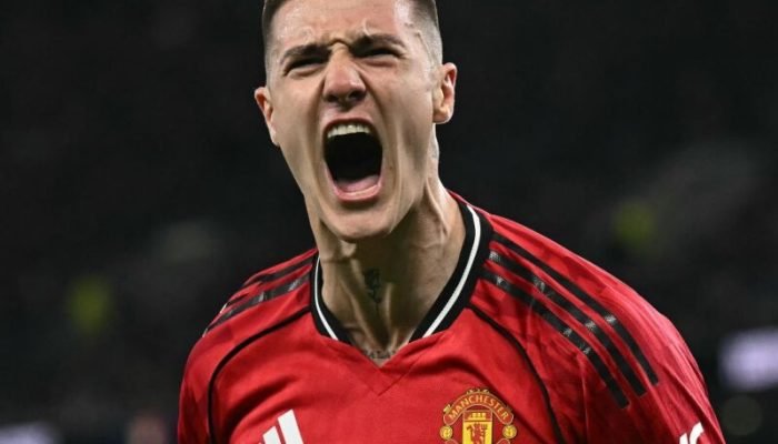 Sesko celebra gol que deu a vitória pro Manchester United sobre o Everton - Foto: Paul Ellis /...