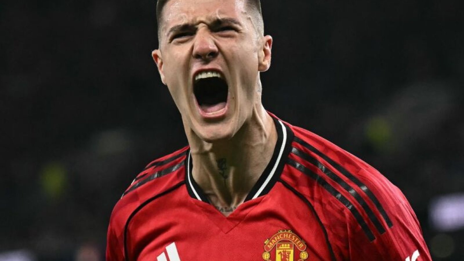 Sesko celebra gol que deu a vitória pro Manchester United sobre o Everton - Foto: Paul Ellis /...