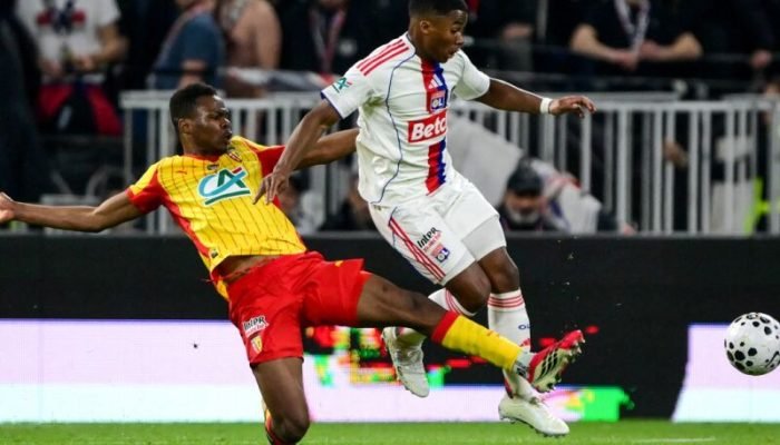 Mesmo com números razoáveis na temporada - seis gols e quatro assistências em 15 partidas -, E...