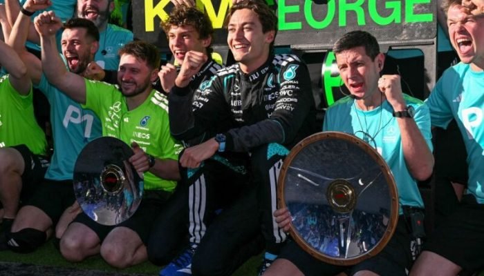 O piloto britânico George Russell (centro à direita), que conquistou o primeiro lugar na corrid...